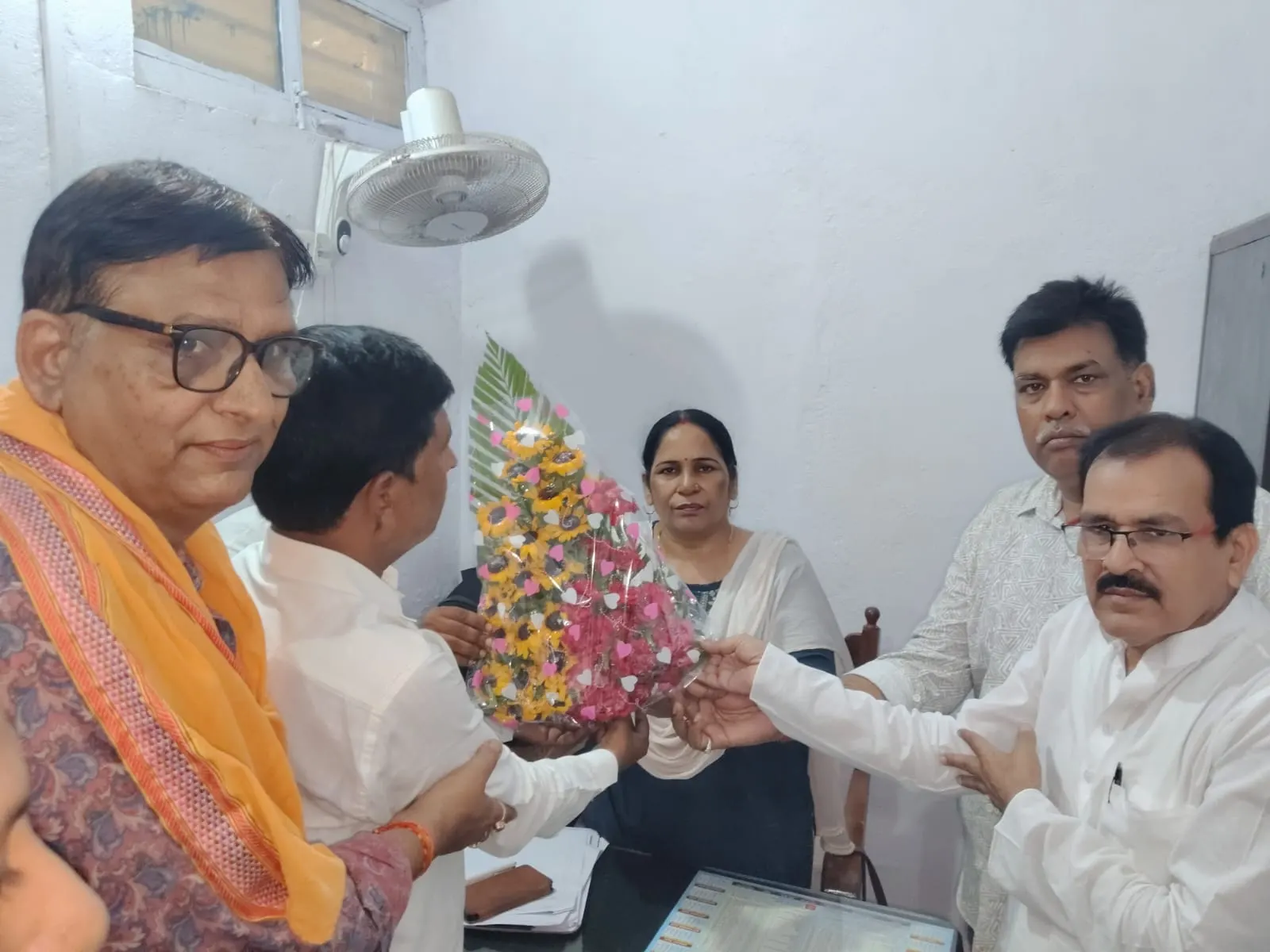 बलिया में नवपदस्थ औषधि निरीक्षक सीमा वर्मा का स्वागत करते दवा व्यापारी