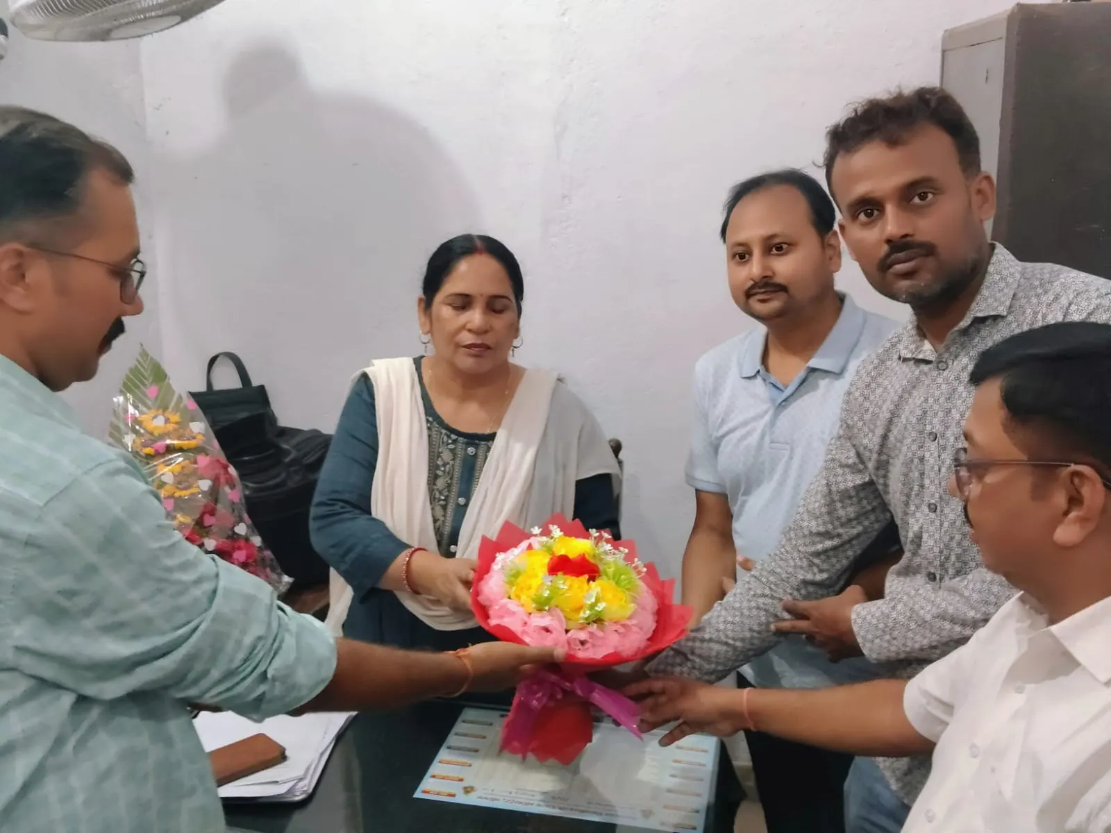 बलिया में नवपदस्थ औषधि निरीक्षक सीमा वर्मा का स्वागत करते दवा व्यापारी