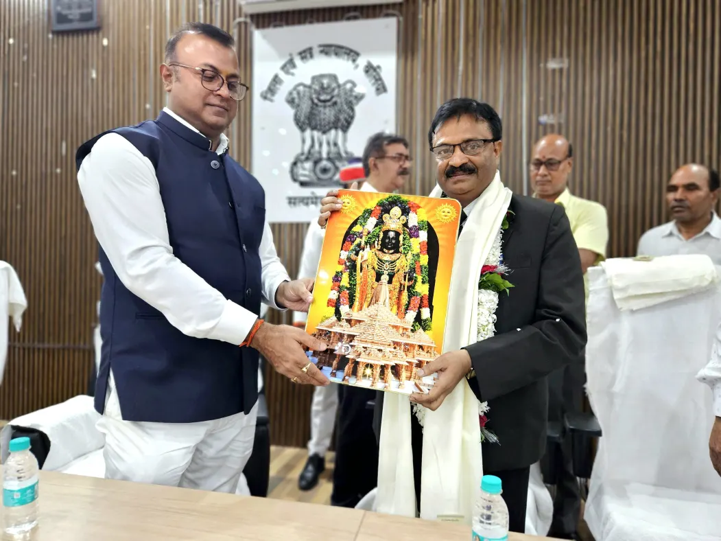 बलिया सिविल कोर्ट में डॉ. कुमार विनोद सहित तीन कर्मचारियों को भावपूर्ण विदाई, जिला जज ने की सेवा और विद्वता की सराहना