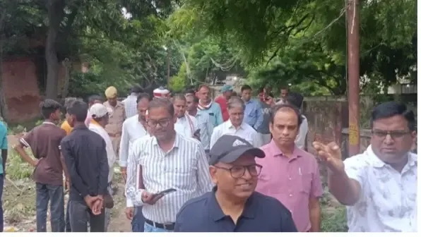 स्वास्थ्य कर्मियों के विरोध के चलते जिला अस्पताल में ध्वस्तीकरण की कार्रवाई रुकी