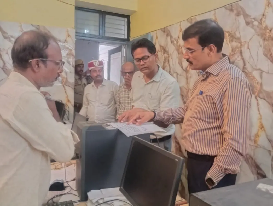 बाढ़ कंट्रोल रूम की बदहाली पर डीएम भड़के