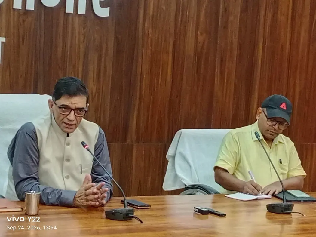 बलिया-दुकानदारों को डस्टबिन के लिए एक सप्ताह की मोहलत, तीन माह में स्कूलों में फर्नीचर का लक्ष्य