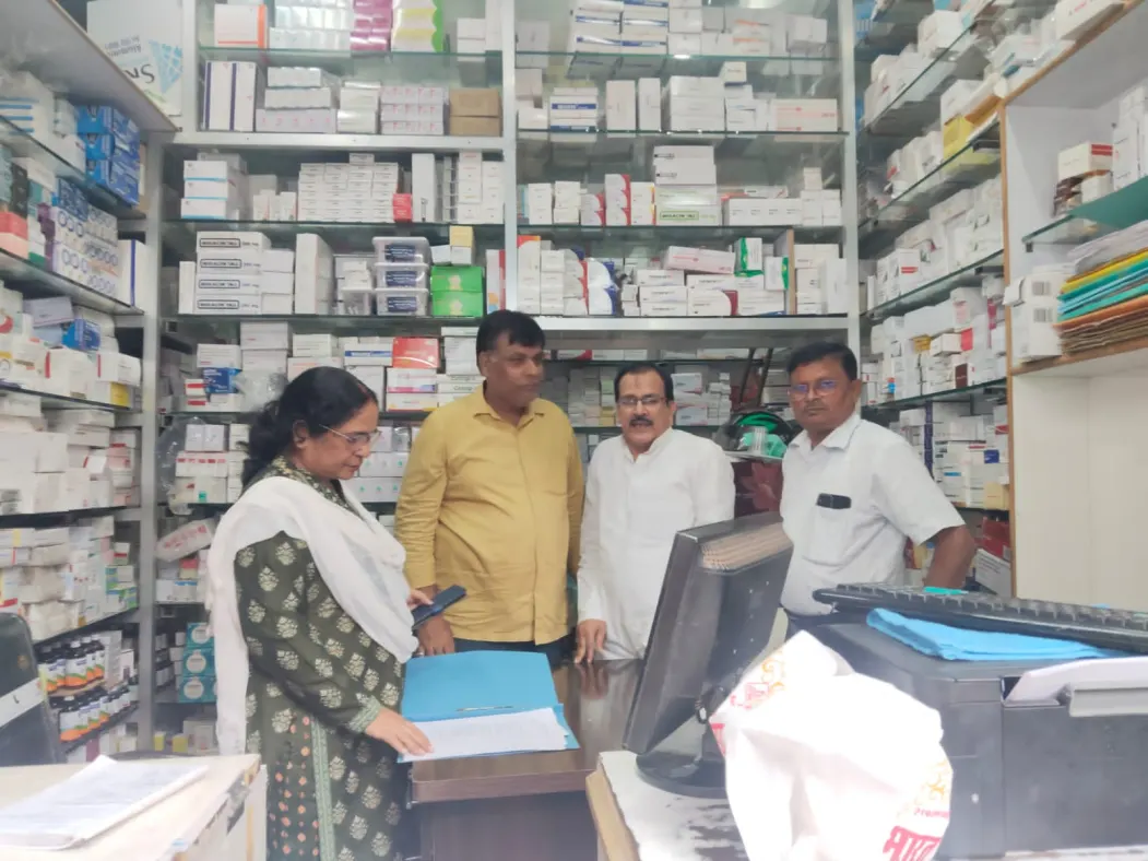 दवा मार्केट बिशुनीपुर में थोक प्रतिष्ठानों का सत्यापन, औषधि निरीक्षक ने लिया जायजा