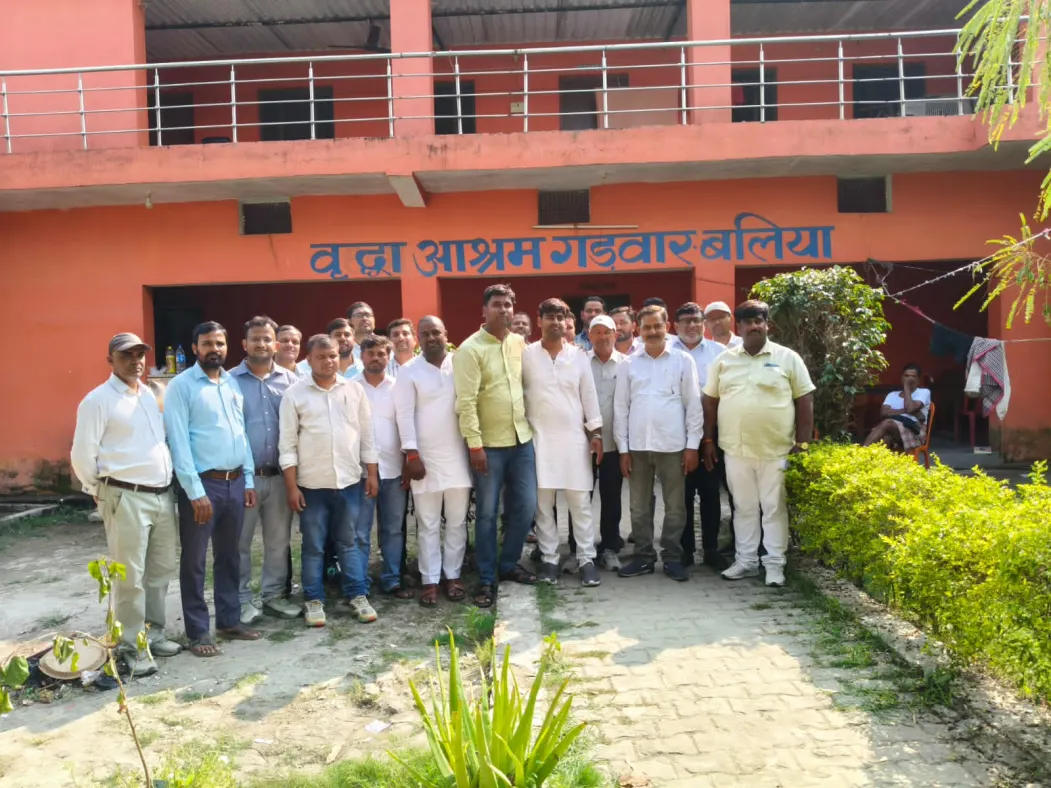 अनोखी पहल : छह वर्ष की सेवा पूरी होने शिक्षकों ने की वृद्धों की सेवा