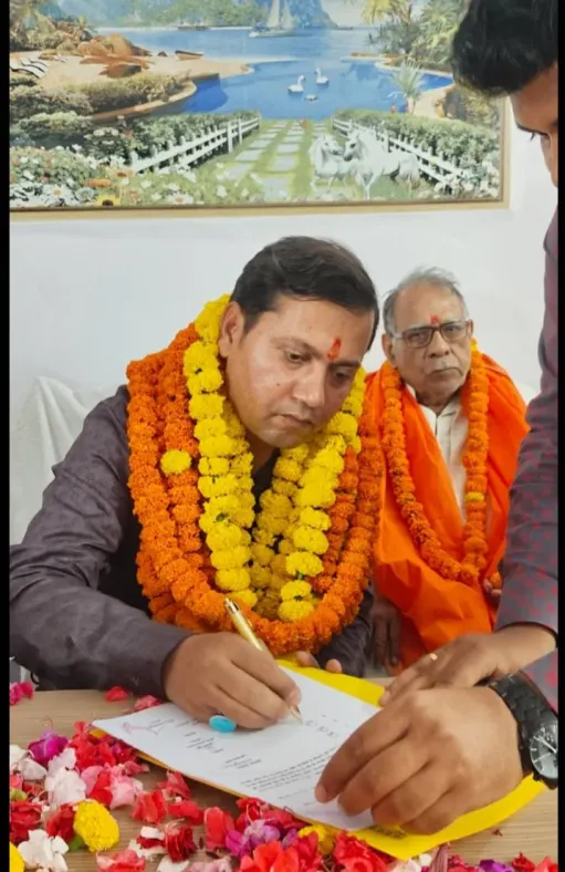 धरना रंग लाया, आनंद दुबे ने बलिया में फिर संभाला मुख्य कोषाधिकारी का कार्यभार